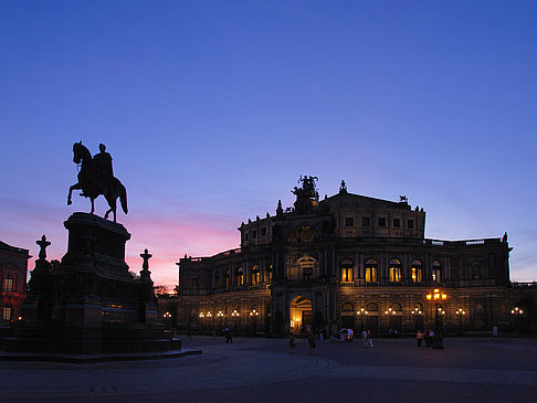 Statue und Semperoper