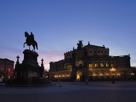 Fotos Statue und Semperoper