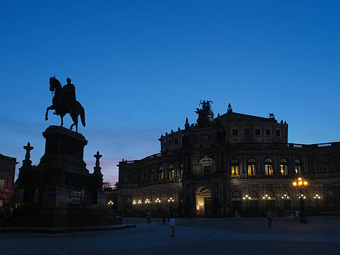 Statue und Semperoper Fotos