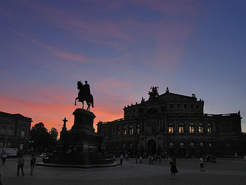 Statue und Semperoper Fotos