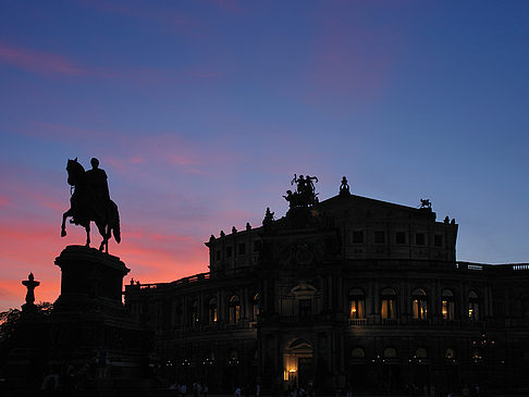Statue und Semperoper Fotos