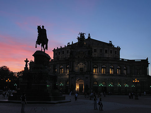 Fotos König-Johann-Statue bei Sonnenuntergang | Dresden
