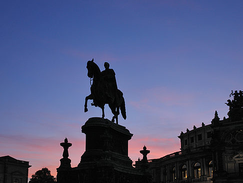 König-Johann-Statue bei Sonnenuntergang