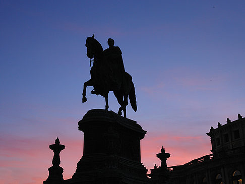 Fotos König-Johann-Statue bei Sonnenuntergang