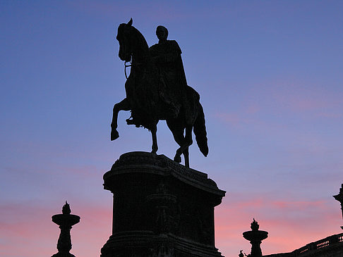 König-Johann-Statue bei Sonnenuntergang Fotos