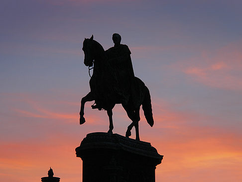 Fotos König-Johann-Statue bei Sonnenuntergang | Dresden