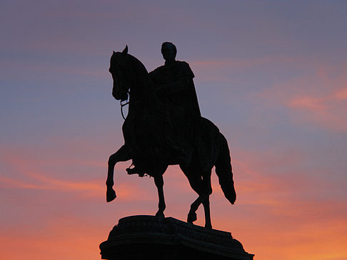 Fotos König-Johann-Statue bei Sonnenuntergang