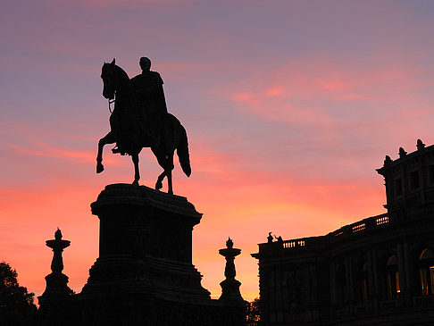 Foto König-Johann-Statue bei Sonnenuntergang
