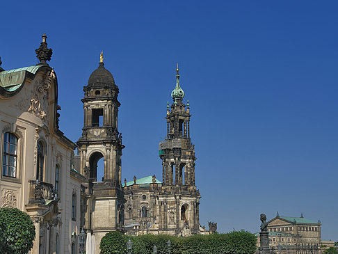 Oberlandesgericht mit Hofkirche Fotos