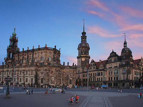 Schloss und Hofkirche am Abend Foto 