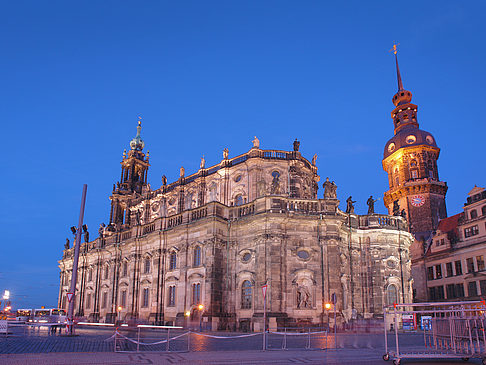 Schloss und Hofkirche am Abend Fotos