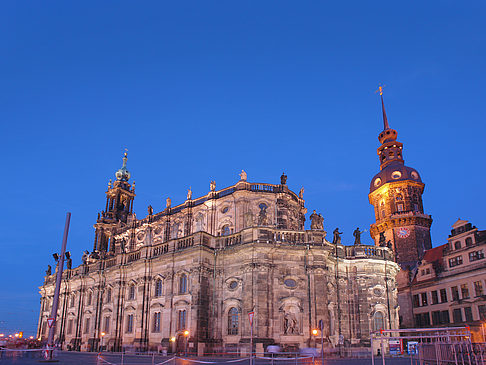 Schloss und Hofkirche am Abend Fotos