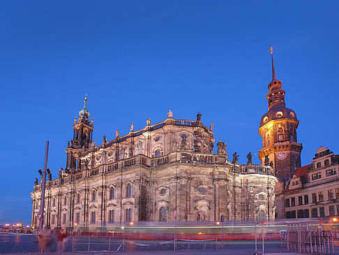 Foto Schloss und Hofkirche am Abend