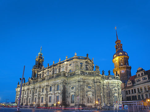 Schloss und Hofkirche am Abend Foto 