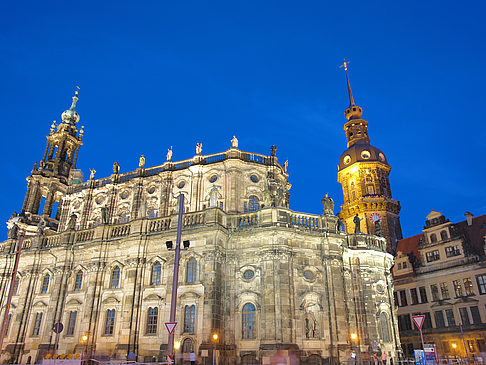 Schloss und Hofkirche am Abend Foto 