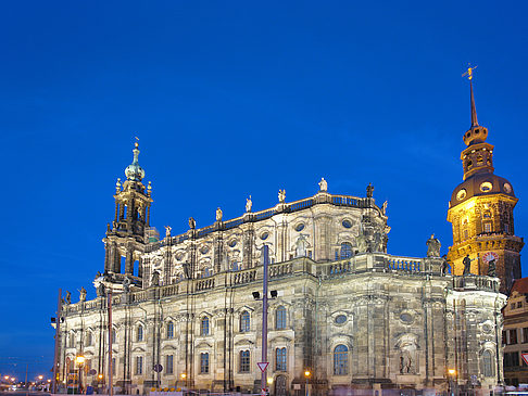 Schloss und Hofkirche am Abend