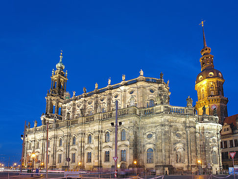 Foto Schloss und Hofkirche am Abend