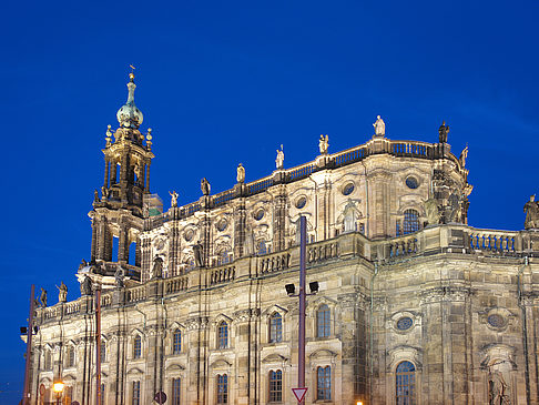 Schloss und Hofkirche am Abend Foto 