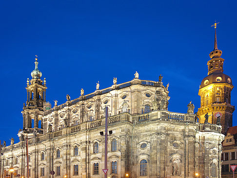 Foto Schloss und Hofkirche am Abend
