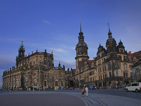 Foto Schloss und Hofkirche am Abend