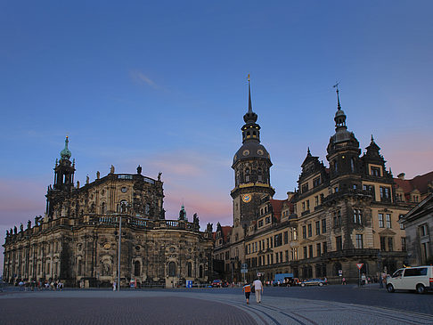 Schloss und Hofkirche am Abend