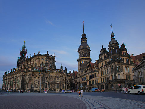 Fotos Schloss und Hofkirche am Abend