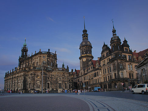 Fotos Schloss und Hofkirche am Abend