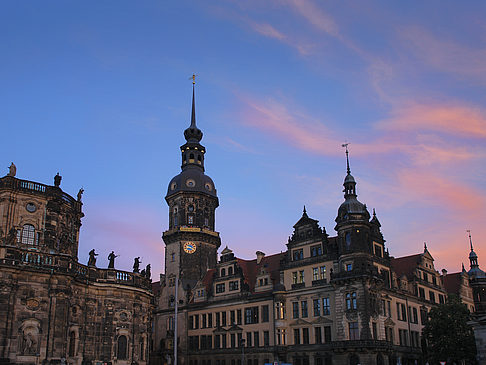 Fotos Schloss und Hofkirche am Abend