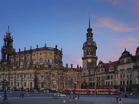 Schloss und Hofkirche am Abend