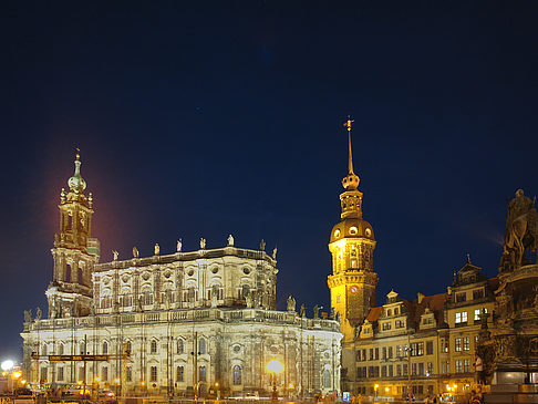 Schloss und Hofkirche nachts