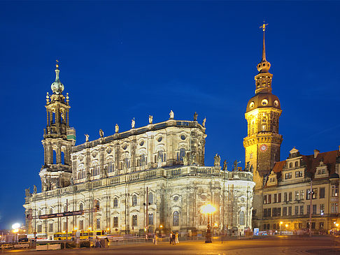 Schloss und Hofkirche nachts