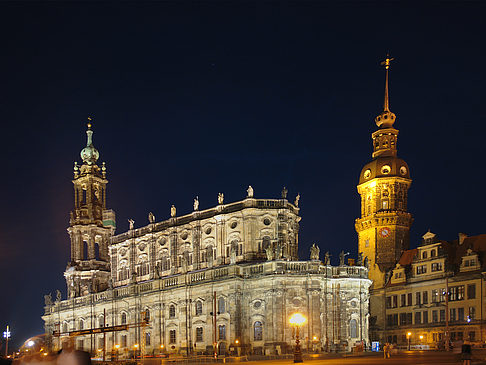Schloss und Hofkirche nachts Fotos