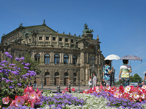 Foto Semperoper mit Blumen
