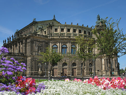Semperoper mit Blumen Foto 