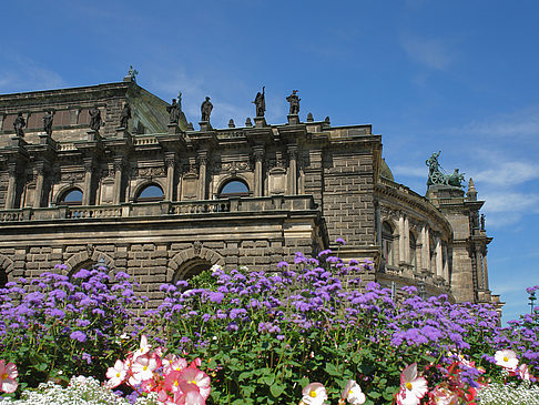 Semperoper mit Blumen