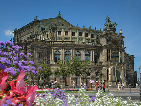 Semperoper mit Blumen Foto 