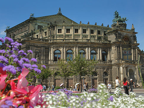 Fotos Semperoper mit Blumen