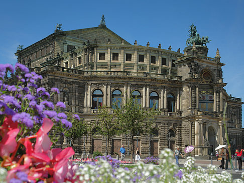 Fotos Semperoper mit Blumen