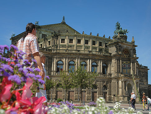 Semperoper mit Blumen Fotos