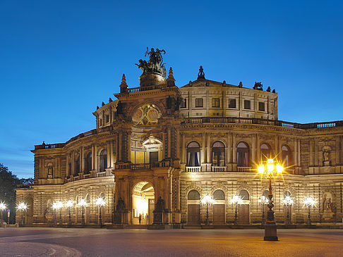 Semperoper bei Nacht Foto 