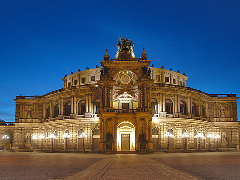 Semperoper bei Nacht Foto 