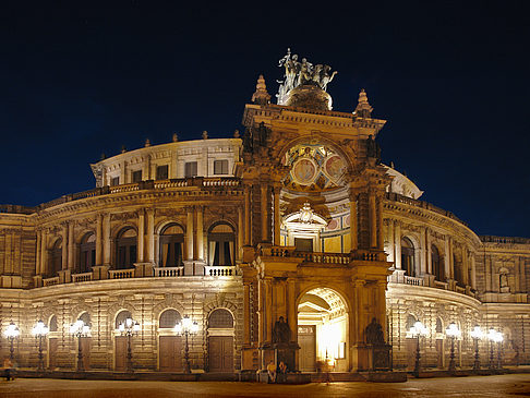 Semperoper bei Nacht