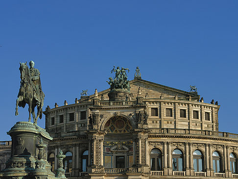 Fotos Semperoper mit Statue | Dresden