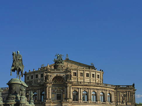 Fotos Semperoper mit Statue
