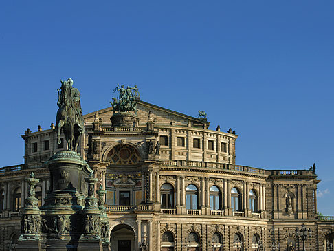 Semperoper mit Statue