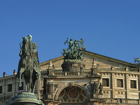Foto Semperoper mit Statue - Dresden