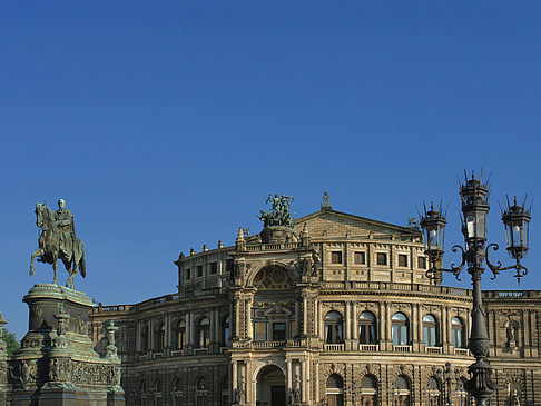 Fotos Semperoper mit Statue | Dresden