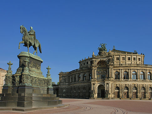 Semperoper mit Statue Fotos