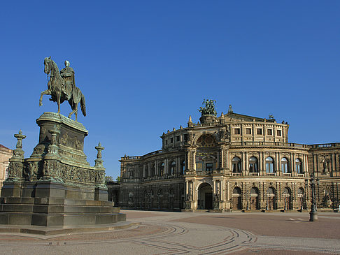 Semperoper mit Statue Fotos