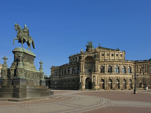 Semperoper mit Statue Fotos